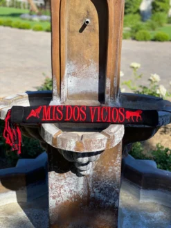 Zarape Para Montura Charra (MIS DOS VICIOS Negro/Rojo)