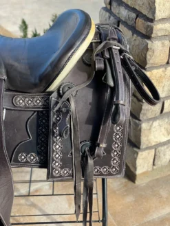 Montura Charra Cuadrada Con Cantina -Rodeo Western Sales image 0f72ca51 7c0d 4524 9a9f db0d3d83bce7 scaled