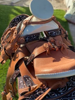 Montura Charra Cincelada Pintada A Mano Cola De Pato -Rodeo Western Sales image 2e74ac4f bb7e 4872 ac37 ceaab6c60053 scaled