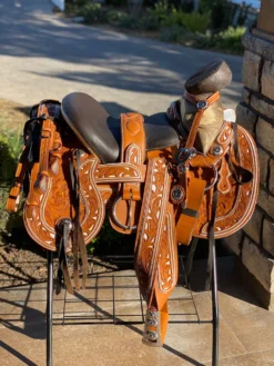 Montura Cola De Pato Con Cantina -Rodeo Western Sales image 32bc962f 357b 4d02 b3fa 7ef243624e88 scaled