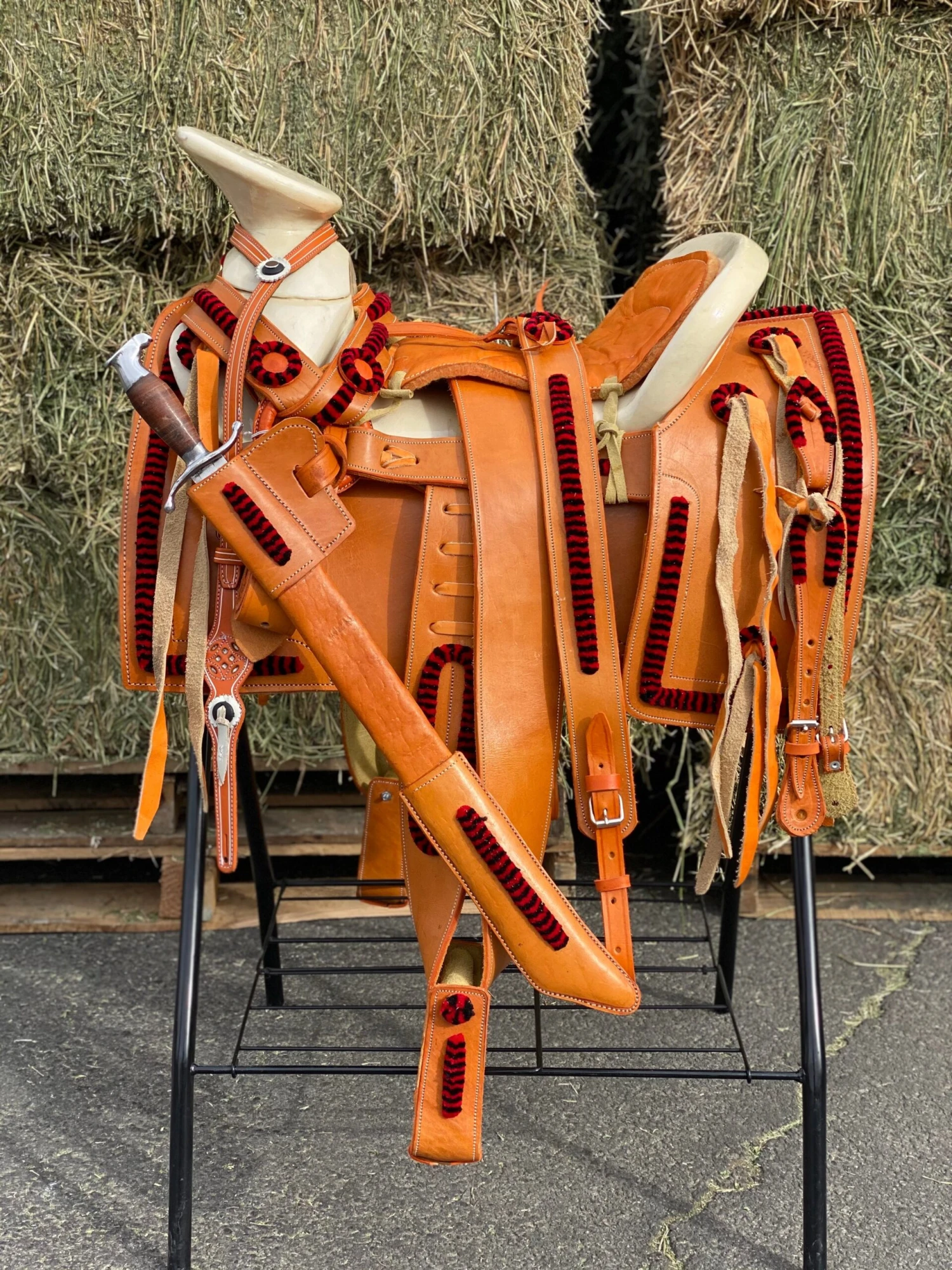 Montura Charra Chumeteada Cuadrada Con Cantina 2 Montura Charra Chumeteada Cuadrada Con Cantina - Image 2