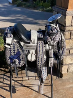 Montura Charra Cola De Pato Con Cantina 9 Montura Charra Cola De Pato Con Cantina -Rodeo Western Sales image 4d609880 fdcc 49bd 839f 5aab1cab48a3 scaled