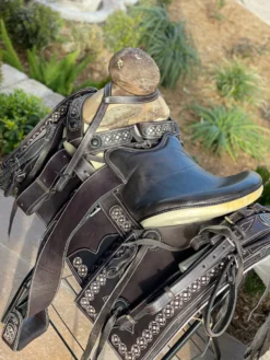 Montura Charra Cuadrada Con Cantina -Rodeo Western Sales image 6b898247 5be5 4d17 82ea 3aa9c0fa3ef9 scaled