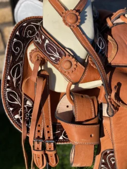 Montura Charra Cincelada Pintada A Mano Cola De Pato -Rodeo Western Sales image a2084c26 4c17 4433 bffb 5c11e902d738 scaled